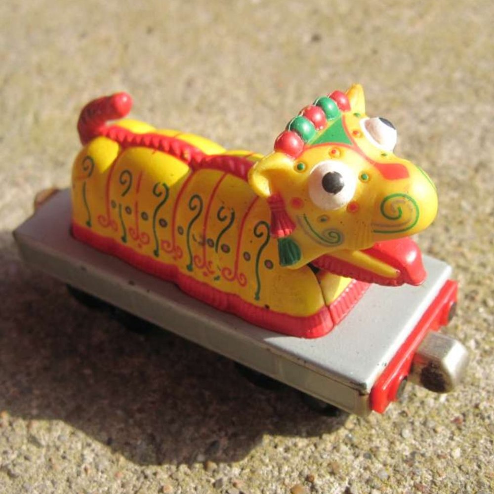 Decorative Yellow Chinese Dragon Magnetic Rolling Train Toy Learning Curve 2003